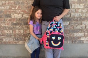 お漏らしをして落ち込む娘→父親がとった驚きの行動に称賛の嵐→秘密はリュックで隠された部分に!