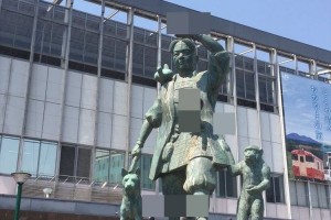 岡山駅に立つ桃太郎像に「お供が多過ぎ」!? 犬や猿、キジだけじゃなかった…