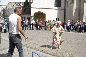 犬の散歩中のお婆ちゃん、ビートボクサーとの陽気なコラボが最高！！