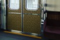 「流石やな」 「大阪のおばちゃん仕様か!?」大阪の地下鉄の扉が“ヒョウ柄”に!