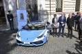 ランボルギーニが最高時速325キロの車両を警察に寄贈!  臓器の緊急搬送や違反車両取締りに使用