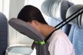 死んだように眠れる!? 見た目もネーミングも印象的な「首吊り枕」が話題に!