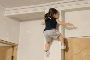 【動画】スルスルと壁をのぼる驚愕の3歳児が話題に! 壁から下りた後の展開も必見!?