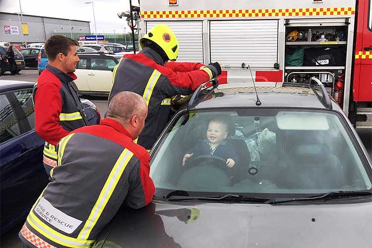 車に閉じ込められた1歳児…レスキュー隊が駆けつけ必死の救助も、本人はニッコリ♪