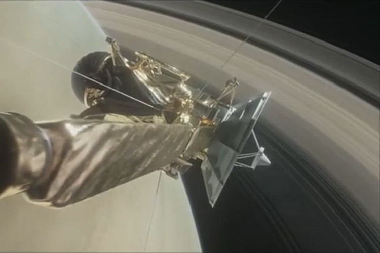 宇宙観測史上初! NASAの無人探査機が“土星の輪”の内部に突入!! 自転速度の謎を解く手がかりに