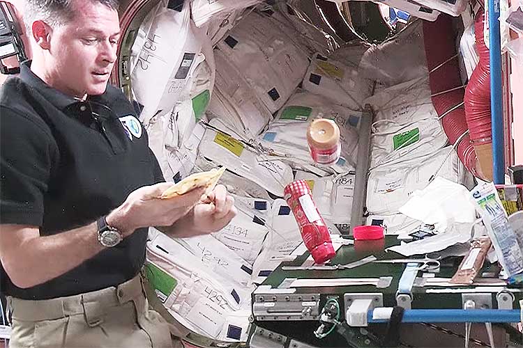 いつか役に立つかもしれない!無重力空間での「宇宙サンドイッチ」の作り方