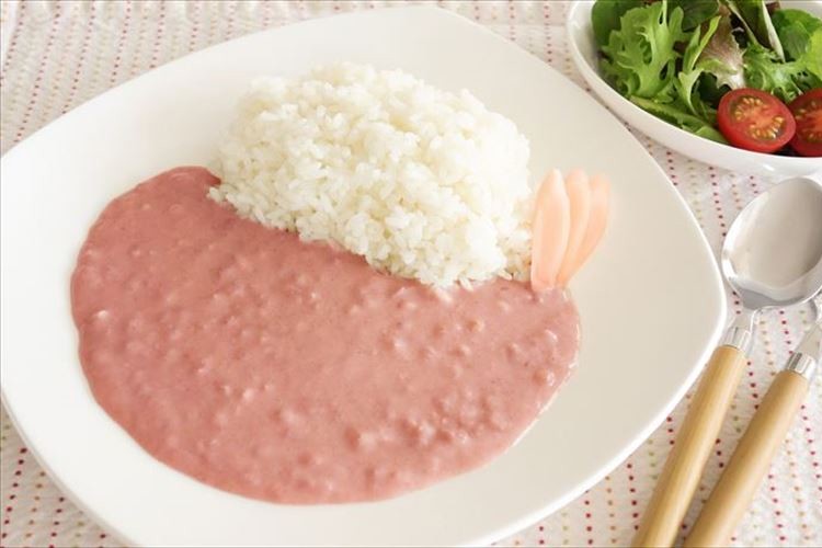 具材は粗みじんにした「岩下の新生姜」だけ! ピンク色のレトルトカレーが登場!