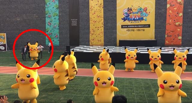 ショウタイム中にピカチュウが連れ去られて会場騒然 不審者だと思ったらまさかの勘違い Fundo