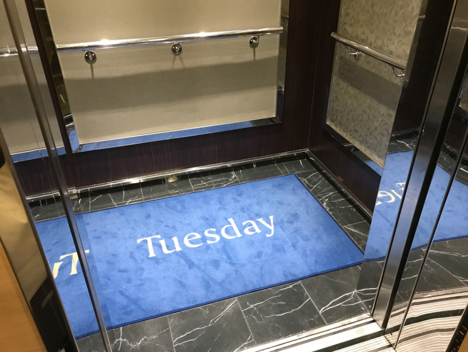 このアイディア最高!カーペットに曜日を表示する理由に感心させられた。