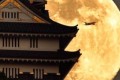 「城と月と飛行機」完璧な瞬間を捉えた写真が美しい!!