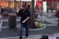 世界を放浪する18歳の日本人パフォーマー”こまたん”のコマ廻しが凄い!