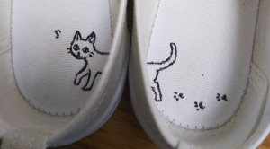 子供が“上履きの左右を履き間違えないようにする”ナイスアイディアが話題に!!