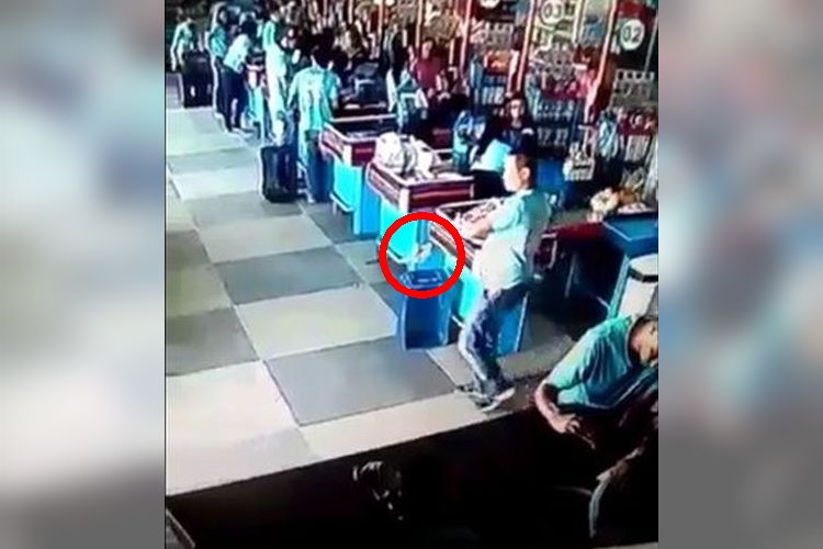さすがサッカー大国!落っこちる商品をまさかのスゴ技でカゴに戻す一般人にビックリ仰天