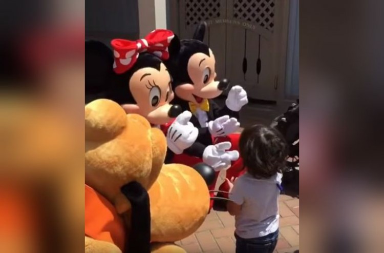 少年大よろこび…ミッキー＆ミニーが耳の不自由な少年に手話で『はじめまして』