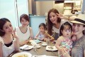 63歳のお母さんはど~こだ!?実年齢とのギャップが激しい親子に世界中がビックリ!