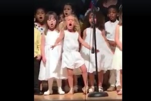 4歳の少女が合唱で凄まじい表現力を発揮して超目立つ!! 宇宙へ飛んでいきそうな勢い