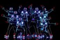 これはイリュージョンか!? “電飾パフォーマー”の圧巻の演技に世界中が注目!!