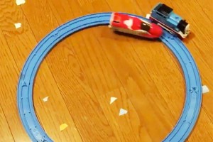 天才だな!! 2才児の発想にちょっと嫉妬…プラレールで広がるのは線路だけではなかった!!