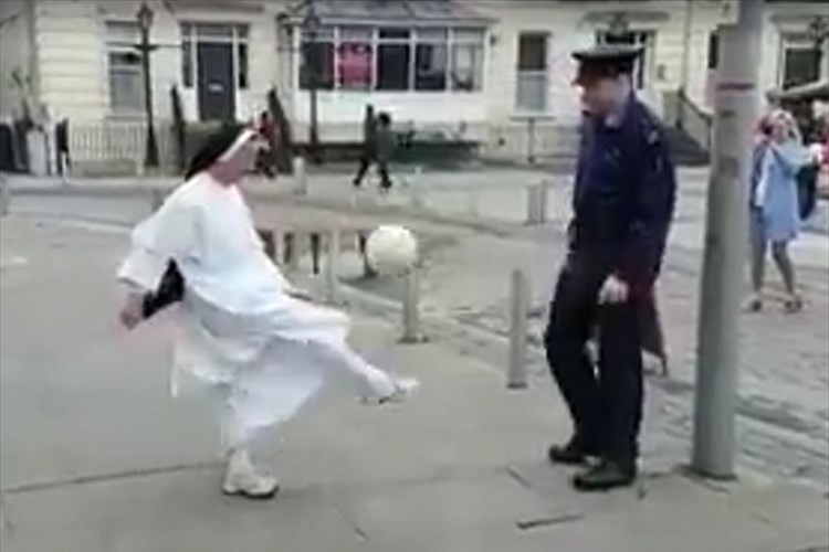 サッカーは心をつなぐ!? 修道女と警察官が仲良くボールを蹴る光景が微笑ましい