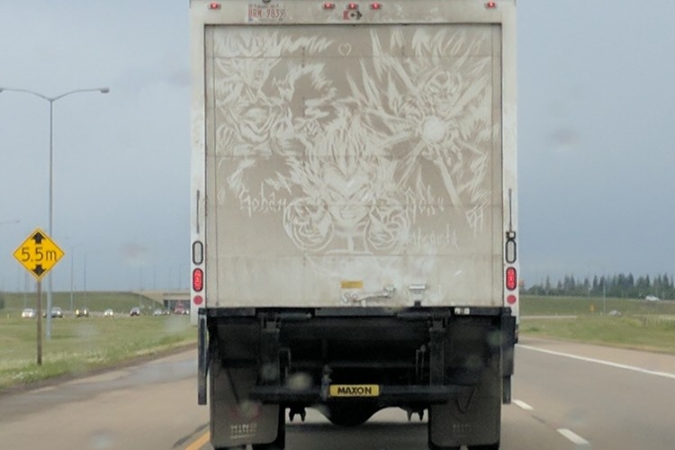 車の汚れで描くいたずら描きのクオリティが高すぎる!!