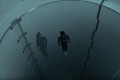 12階建てビルがすっぽり “世界で一番深いプール”に潜っていくダイバーの映像が話題に!