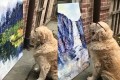 まるで美術の批評家のよう…絵画に興味を示し凝視するワンコの姿が話題に!