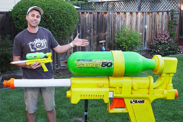 水圧は消防車の8倍!?人気ユーチューバーがDIYした水鉄砲が凄すぎ!