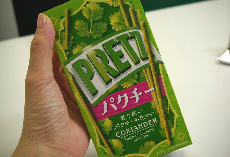 強めの風味が素晴らしい!あのプリッツに『パクチー味』が出たので実際に食べてみた!