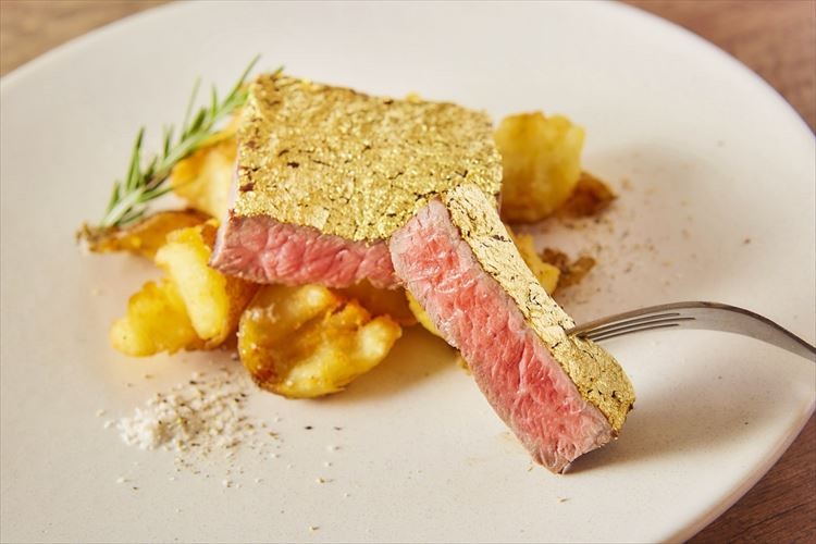 金箔で覆われたゴージャスな“金肉ステーキ”が登場!金曜日限定777円で提供