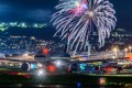 【決定的瞬間】まるでイラストのよう…飛行機と花火の奇跡のコラボ写真が幻想的!