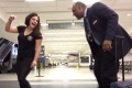 空港で一晩過ごす羽目になった女性が、空港でダンス動画を作って話題に!