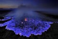 まるで地獄のような絶景!インドネシアで見られる『青いマグマ』が幻想的で美しい