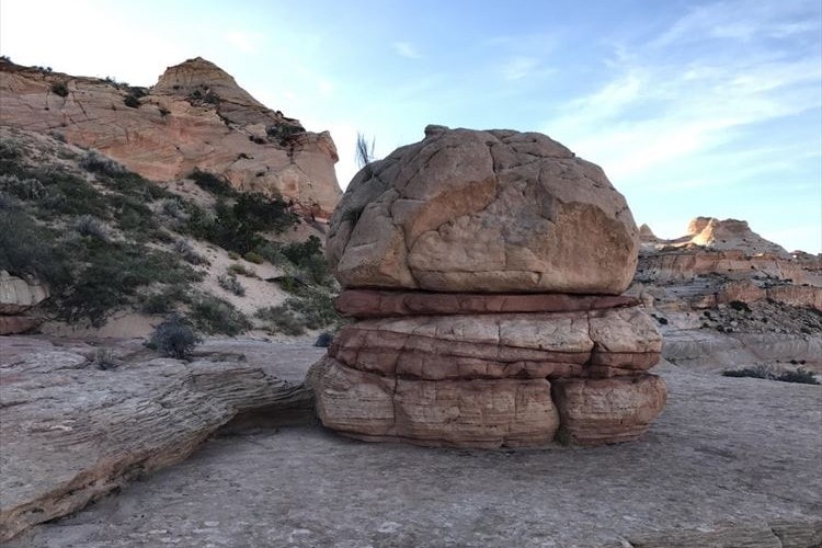 「かぶりつきたくなるぜ…」まるで“ビッグマック”のような岩が発見されて話題に！