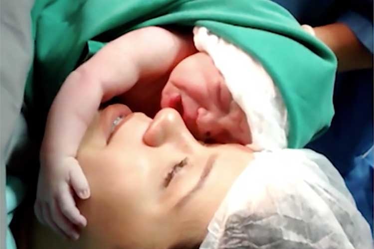 【感動映像】産まれた瞬間の新生児がママの顔に抱きついて涙を流す