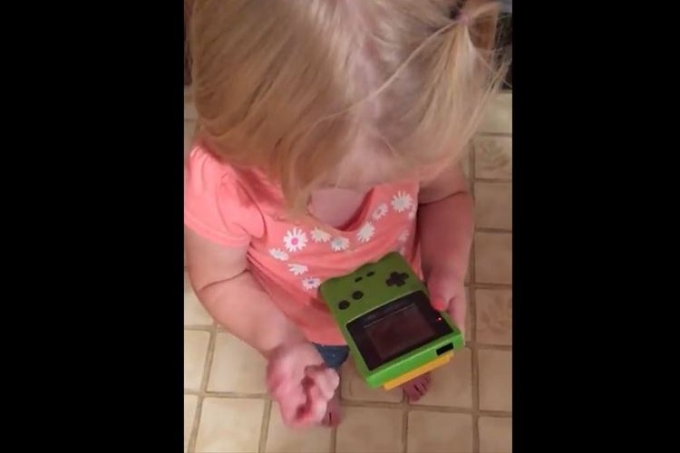 「どうやって遊ぶのコレ?」時代を象徴する女の子のアクションが話題に