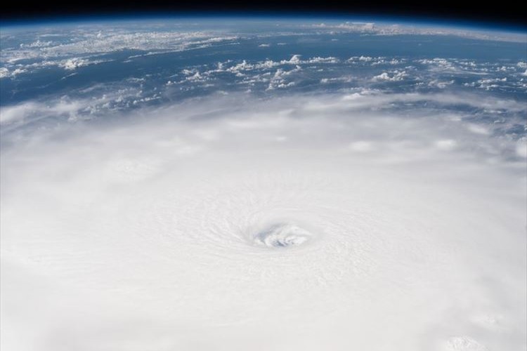 宇宙から撮影した大型ハリケーンの「目」が恐ろしい…NASAが映像など公開