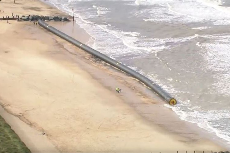 イギリスの海岸に巨大なパイプが漂着！デカすぎて異様な光景…これは一体何！？