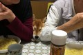 祖父母の腕の間に侵入するも、見事にハマってしまった瞬間が話題に!