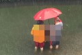 そこまでしてやるか!?洪水の中、男性たちによる“とある行為”が話題に