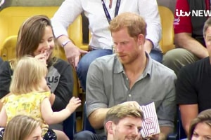 ヘンリー王子のポップコーンを盗んだのは誰？可愛い犯人に王子の反応は？