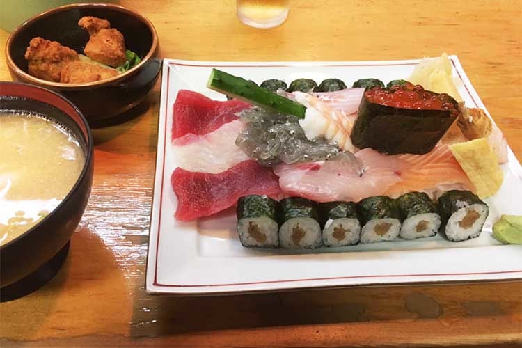 「子供が喜びそう」大洗の寿司屋に配備された迫力&遊び心満点「戦車寿司」が話題に！