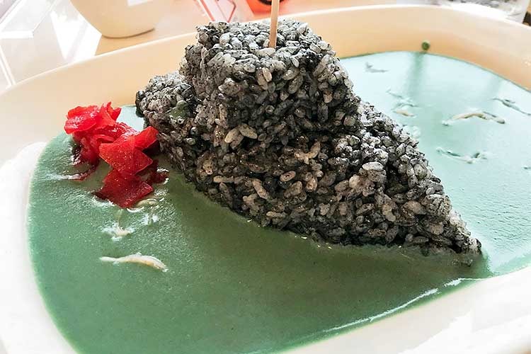 「敵の潜水艦を発見！」呉のホテルで発見された『潜水艦カレー』が美味しいと話題！