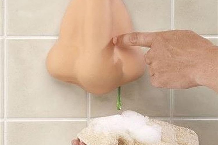 鼻の穴からダラ～ンと…鼻水をモチーフにしたディスペンサーがユニーク！