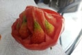 トマトの中身でイチゴが育っていた!?奇妙なトマトが発見されて話題に