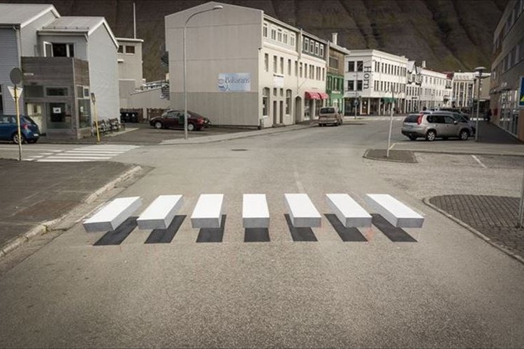 車の速度を落とすため…“横断歩道のトリックアート”が導入されて話題に！