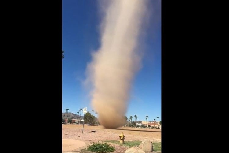 上空を見るとスゴイことに！米国で発生したつむじ風が昇り龍のようだと話題に！