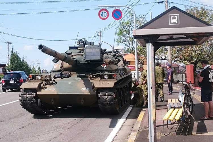 次のバスは〜ナナヨンじゃん!バス待ってたら戦車が来た!と話題に