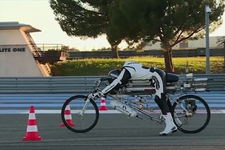 最高時速333km！ロケットエンジン搭載の自転車が爆走する動画が凄まじい