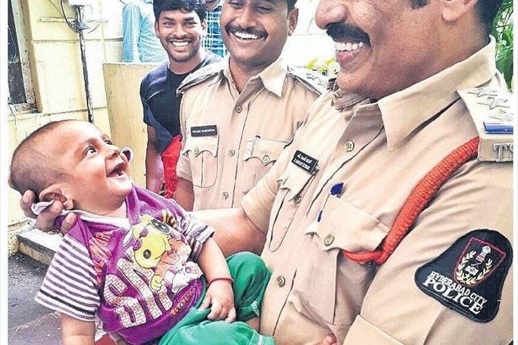 警察に抱きかかえられて満面の笑みの赤ちゃん…寝ている間に許しがたい事が起きていた