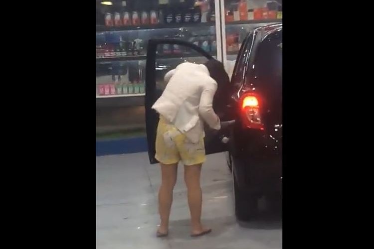 給油口に何を入れている！？ブラジルのガソリンスタンドで女性が謎の行動